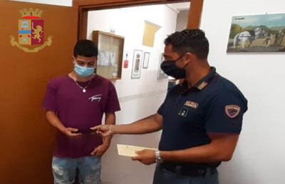 San Benedetto, trova cellulare a terra e lo porta in Commissariato. Riconsegnato poi al proprietario