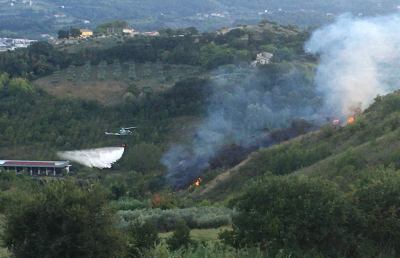 Ascoli Piceno, incendio nella frazione di Poggio di Bretta. Vigili del Fuoco sul posto
