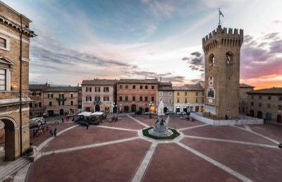 Giro delle Marche in Rosa: le squadre al via da Recanati e gran parterre per la terza edizione