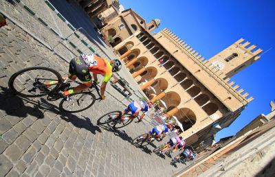 Giro delle Marche in Rosa: Eugenia Bujak reginetta ad Offida nel giorno di Alessia Patuelli e Greta Marturano