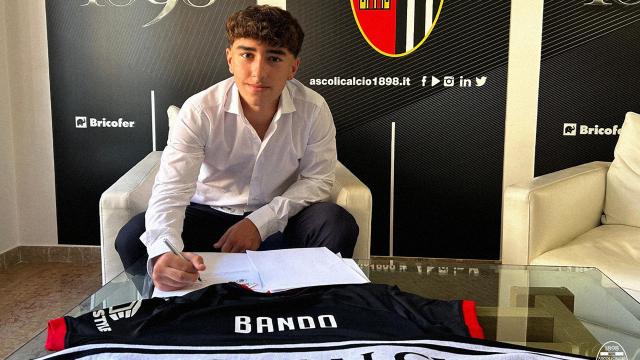 Ascoli Calcio, il 17enne centrocampista Bando firma il primo contratto da professionista: “Ho faticato ad addormentarmi”