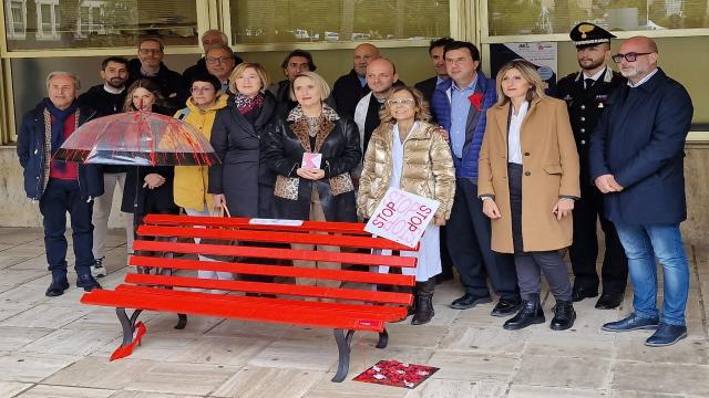 Panchine Rosse negli ospedali della AST di Ascoli: simbolo concreto per non dimenticare e stimolare tutti a vigilare