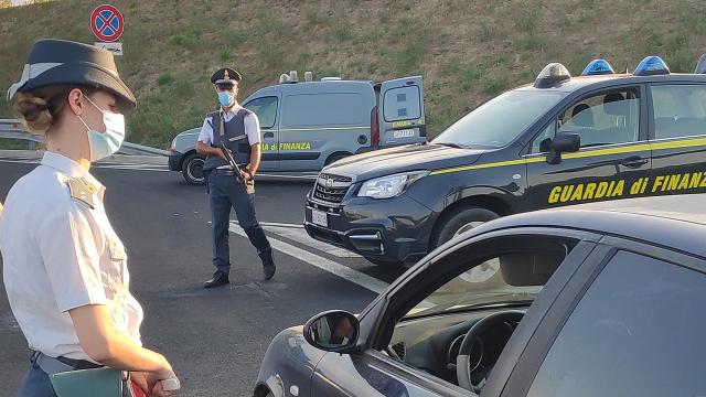 Guardia Finanza Fermo, controlli durante le festività estive. Segnalate 7 persone per possesso di sostanze stupefacenti