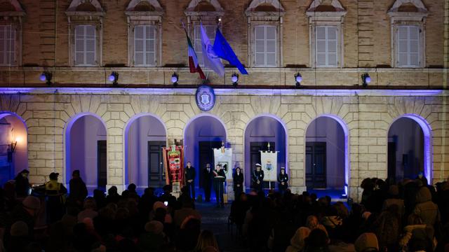 Inaugurato il Palazzo Comunale di Monteprandone. Cerimonia istituzionale e spettacolo della Compagnia dei Folli 