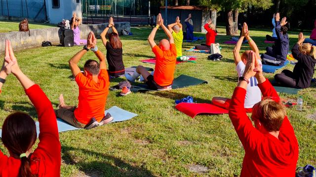 Maltignano, lezione di yoga gratuita con Eugenia Brega alla pineta degli impianti sportivi di Caselle