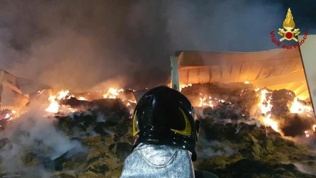 Force, Vigili del fuoco ancora al lavoro per spegnere incendio a capannone stoccaggio rotoballe