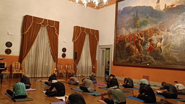Ascoli Piceno, grande successo per ''Yoga è Arte'': esperienza unica nelle suggestive location cittadine