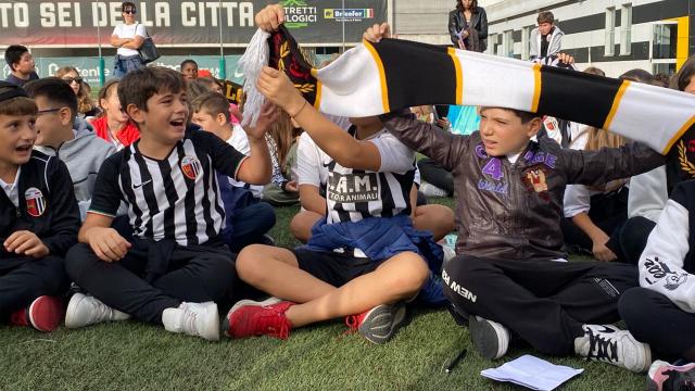 Ascoli Calcio, “ISC Don Giussani” in visita al Picchio Village. Botteghin e Tavcar rispondono alle domande degli alunni