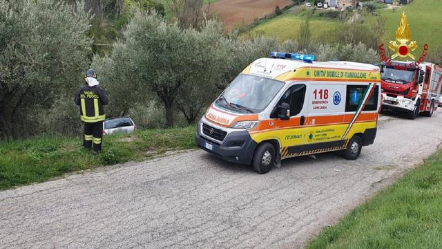 Castorano, auto finisce nella scarpata. Un ferito trasportato in elicottero a Torrette