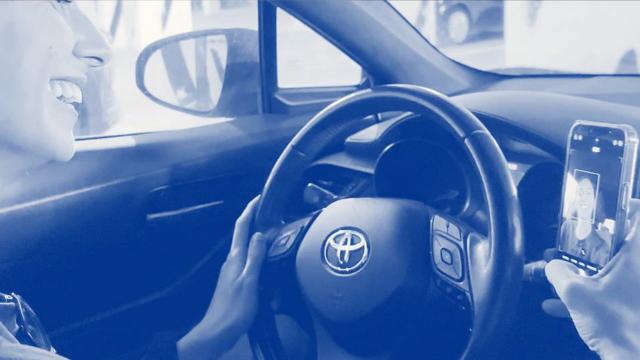 Anas, ricerca su stili di guida 2023: il 10% degli italiani gira un video con il cellulare mentre è al volante 