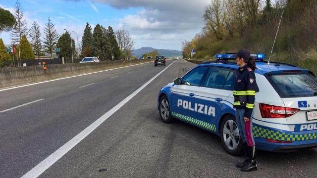 Polizia di Stato, ad Ascoli e San Benedetto contravvenzioni e sequestrati veicolo sprovvisti di copertura assicurativa