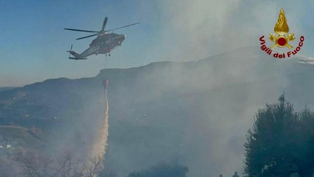 Ascoli Piceno, Vigili del Fuoco in azione per incendio tra Monterocco e la frazione Curti di Venarotta