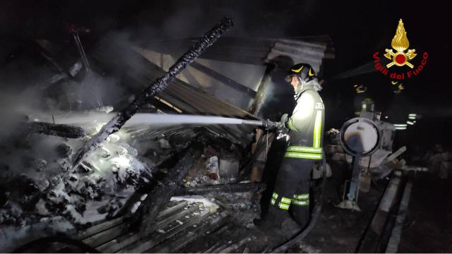 Ascoli Piceno, in fiamme deposito di materiali edili in località Cignano