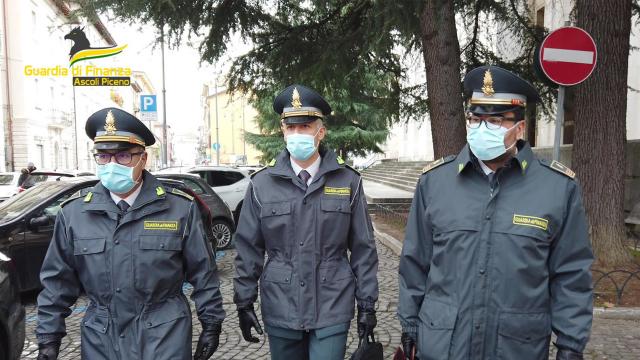 Guardia Finanza Ascoli, denunciati 5 imprenditori per malversazione e indebita percezione di erogazioni 