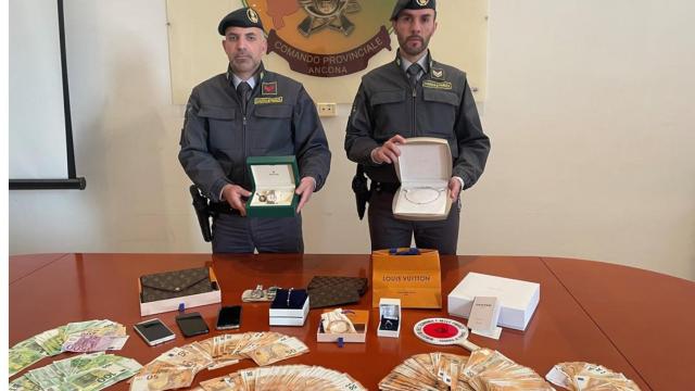 Guardia di Finanza Ancona, maxi frode fiscale: riciclaggio di fiumi di denaro verso la Cina