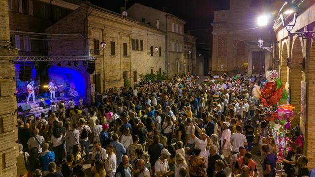 Grande riscontro di pubblico per l’avvio della Maialata in Piazza a Montefiore dell’Aso. Cibo e musica fino al 19 Agosto