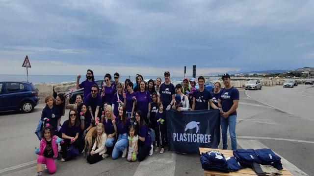 San Benedetto del Tronto, volontari Plastic Free e dipendenti Octopus Energy rimuovono 150 chili di rifiuti al Molo Sud