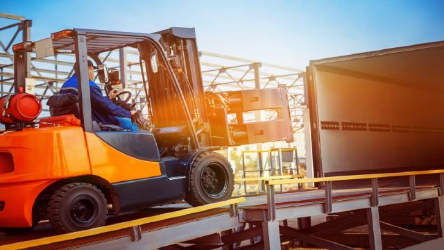 Sicurezza nei posti di lavoro: le regole per l’uso dei muletti