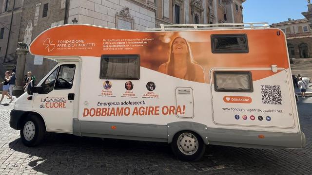Carovana del Cuore sulle spiagge delle Marche. Volontari Fondazione Patrizio Paoletti per la salute mentale dei giovani