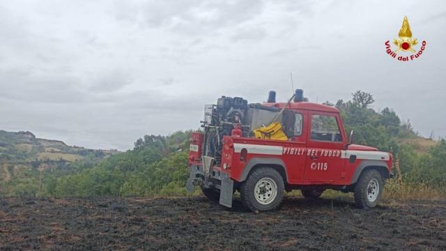 Ascoli Piceno, Vigili del Fuoco spengono vasto incendio di sterpaglie sul Monte dell'Ascensione