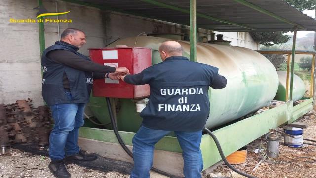 Guardia di Finanza Macerata, sequestrati gasolio agricolo agevolato, autobotte e cisterna. Tre denunciati