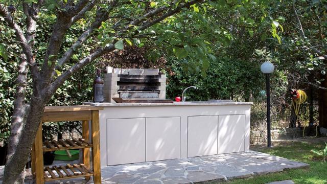 Sportelli per nicchie esterne su misura: l’elemento chiave per cucine outdoor funzionali