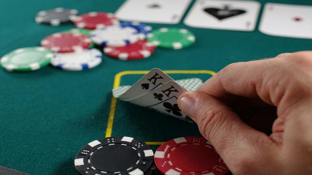 Super e Tahoe Hold'em: le varianti del Poker a tre carte
