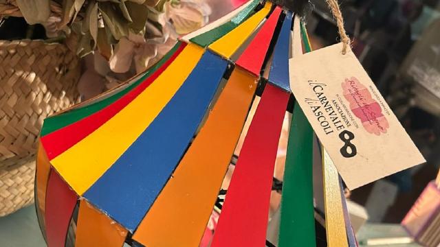 Carnevale di Ascoli, tradizionali lampadari colorati in miniatura esposti nelle attività commerciali