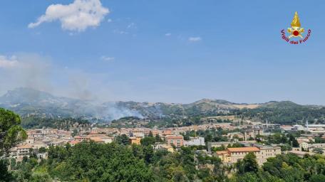 Ascoli Piceno, vasto incendio tra Valle Venere e Valle Fiorana. Evacuate alcune abitazioni 