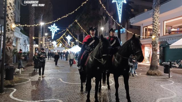 Pattuglie a cavallo dei Carabinieri forestali ad Ascoli e San Benedetto per le festività di Natale