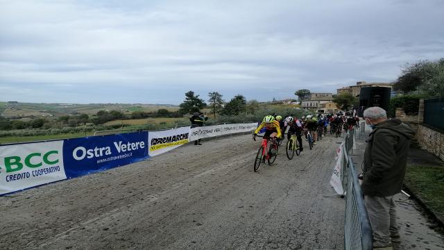 Ciclocross: Memorial Americo Severini, show nel fango di Barbara 