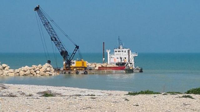 Grottammare, in realizzazione la nuova scogliera a nord della foce del torrente Tesino