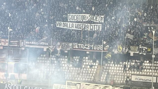 Ascoli Calcio, la Serie B si chiude con un'altra ammenda per lanci di petardi e fumogeni