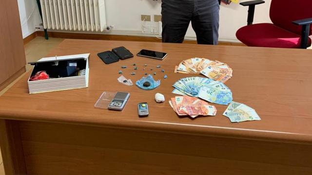 Guardia Finanza Macerata, sequestrati 40 grammi di stupefacente. Arrestato un 22enne e un’altra persona denunciata