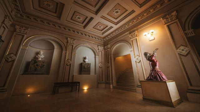 Ascoli Piceno, al Teatro Filarmonici inaugurazione della scultura “L'Inchino” di Campanelli