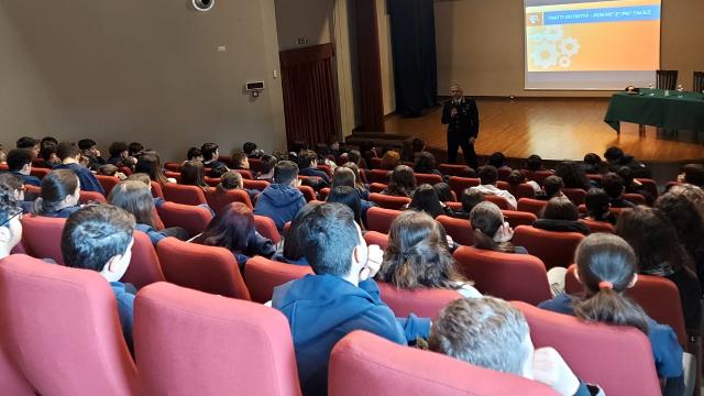 Educazione alla legalità: incontro degli studenti delle classi terze dell’IC Monteprandone con l'Arma dei Carabinieri