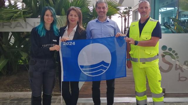 Grottammare, Bandiera Blu consegnata a tutti gli operatori balneari. Distribuito calendario estivo raccolta rifiuti