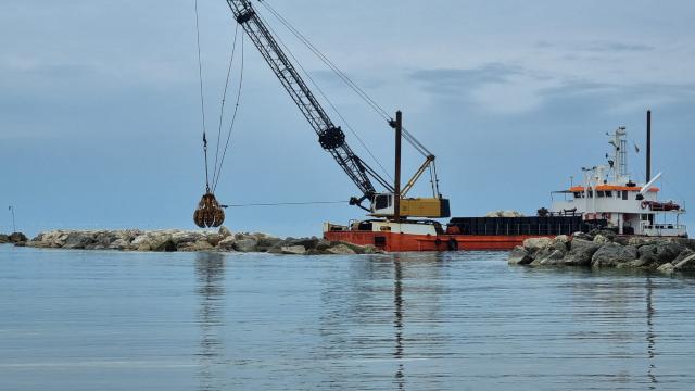 San Benedetto del Tronto, manutenzione delle scogliere: si iniziano a posizionare i massi