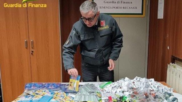 Guardia di Finanza Macerata, sequestrati 1300 articoli ai commercianti ambulanti: privi delle indicazioni di provenienza