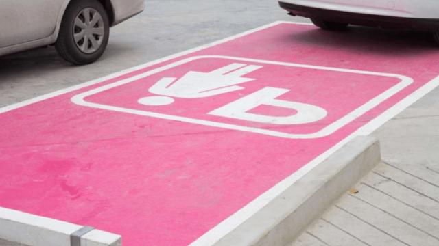 A San Benedetto arrivano gli ''stalli rosa'' dedicati alla sosta dei veicoli delle donne in stato di gravidanza