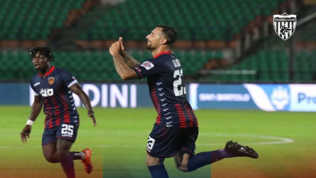 Cosenza-Lecce 1-1, Gliozzi replica a Coda. Quinto pareggio di fila per i rossoblù