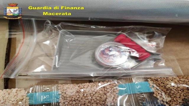 Guardia Finanza Macerata, sequestrate 350 confezioni non sicure per la salute di articoli decorativi per hobbistica