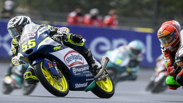 Moto3, Fenati chiude in decima posizione sull'asfalto bagnato di Le Mans. Vince Garcia