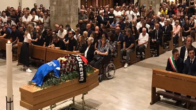 Ascoli Piceno, folla straripante in Piazza del Popolo per l'ultimo saluto a Carlo Mazzone