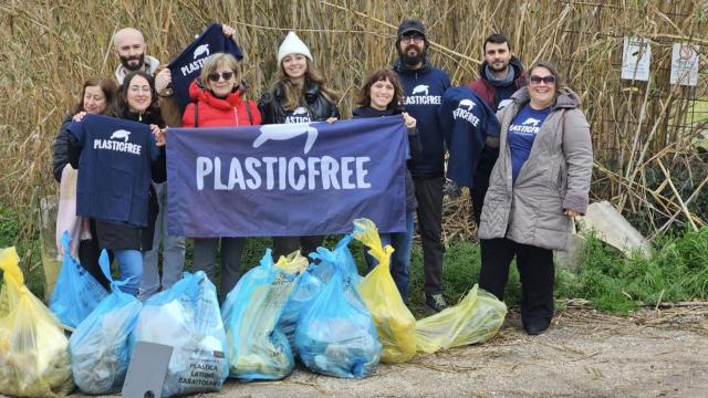 Associazione Plastic Free, evento clean up a San Benedetto del Tronto. Raccolti 180kg di rifiuti alla Sentina