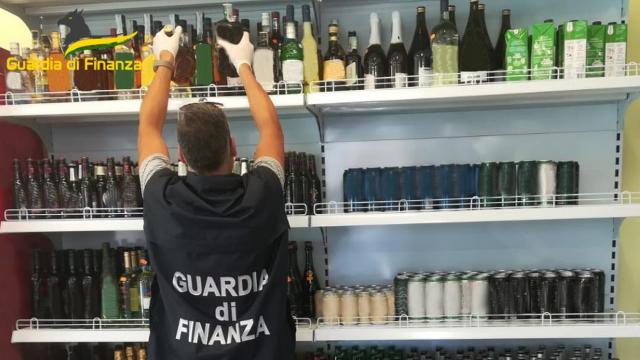 Guardia Finanza Macerata, sequestrati 1.000 litri di alcolici senza licenza ed oltre 31 kg di pesce senza tracciabilità