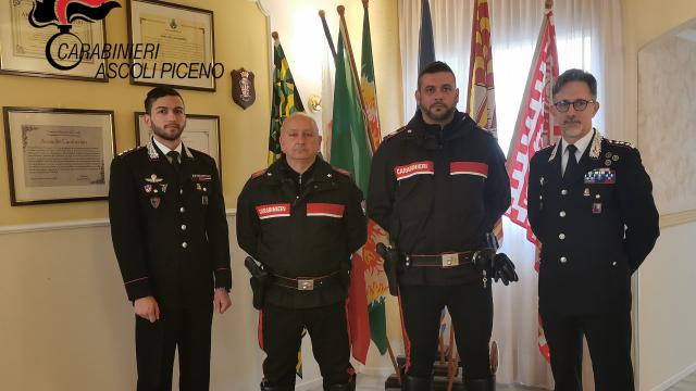 Ascoli Piceno, Carabinieri trovano un borsello con 1000 euro. Rintracciato il proprietario