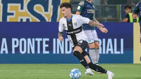 Serie B, l'esterno d'attacco del Parma Dennis Man eletto MVP del mese di Ottobre