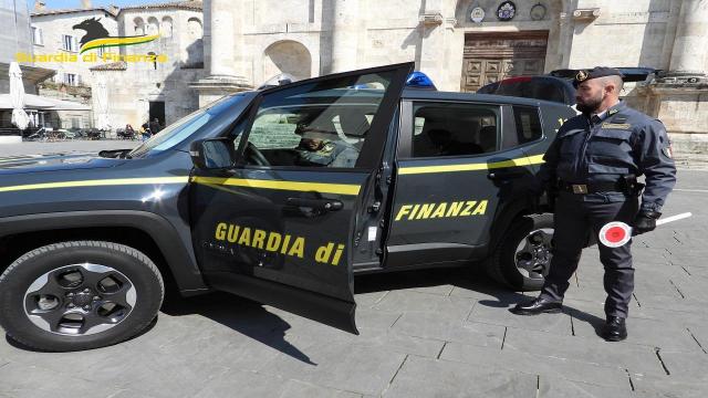 Guardia di Finanza Macerata, scovata piantagione di canapa indiana e sequestrate piante di marijuana in coltivazione