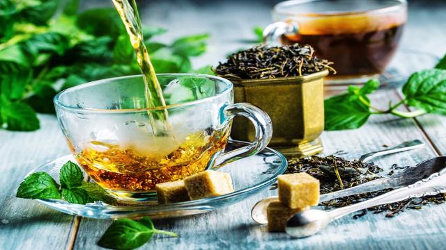 Cioccolato fondente e tè verde possono aiutarci contro il Coronavirus. A sostenerlo un nuovo studio americano